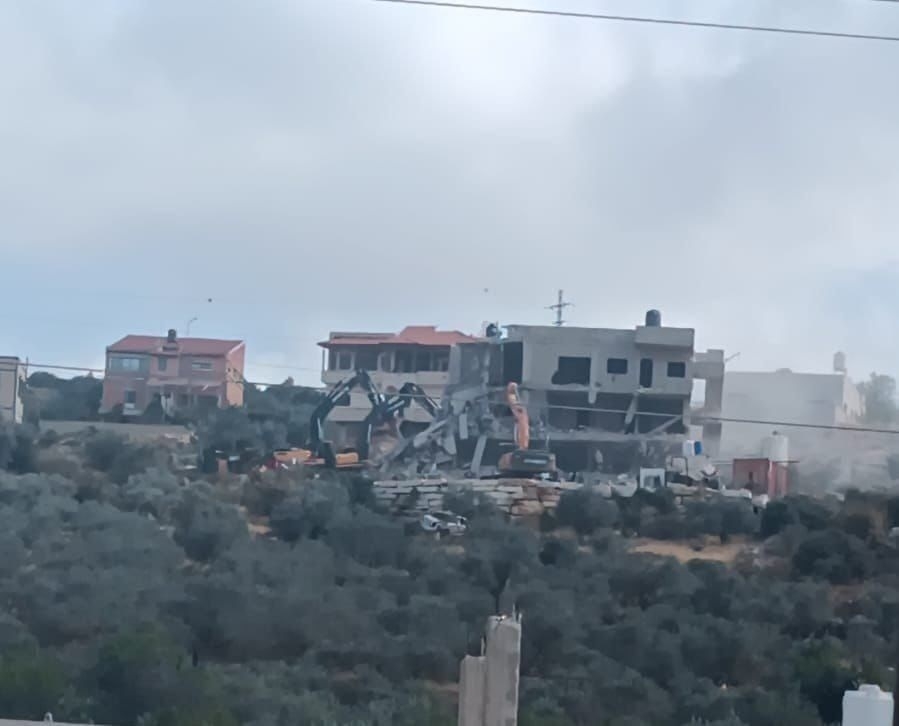 الاحتلال يهدم منزلا في بروقين ويواصل اقتحامها لليوم الخامس