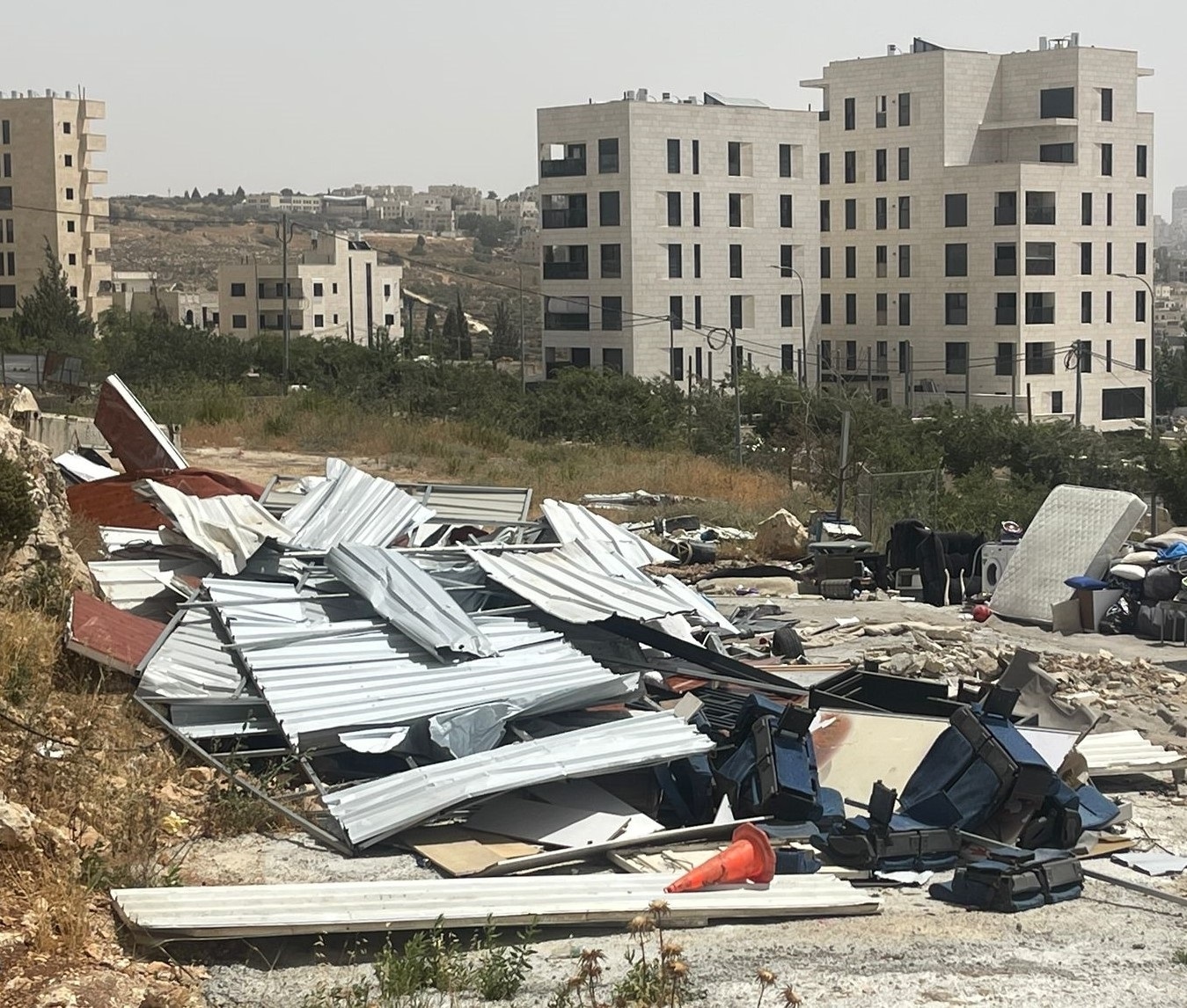 القدس: الاحتلال يهدم منزلا في بيت حنينا ويجبر عائلة على هدم منزلها في سلوان