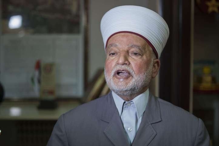 الاحتلال يعتقل مفتي القدس من المسجد الأقصى