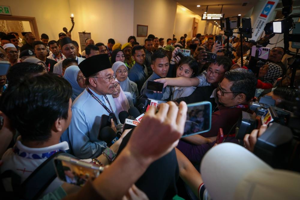 Anwar casts ballot in PKR central leadership polls