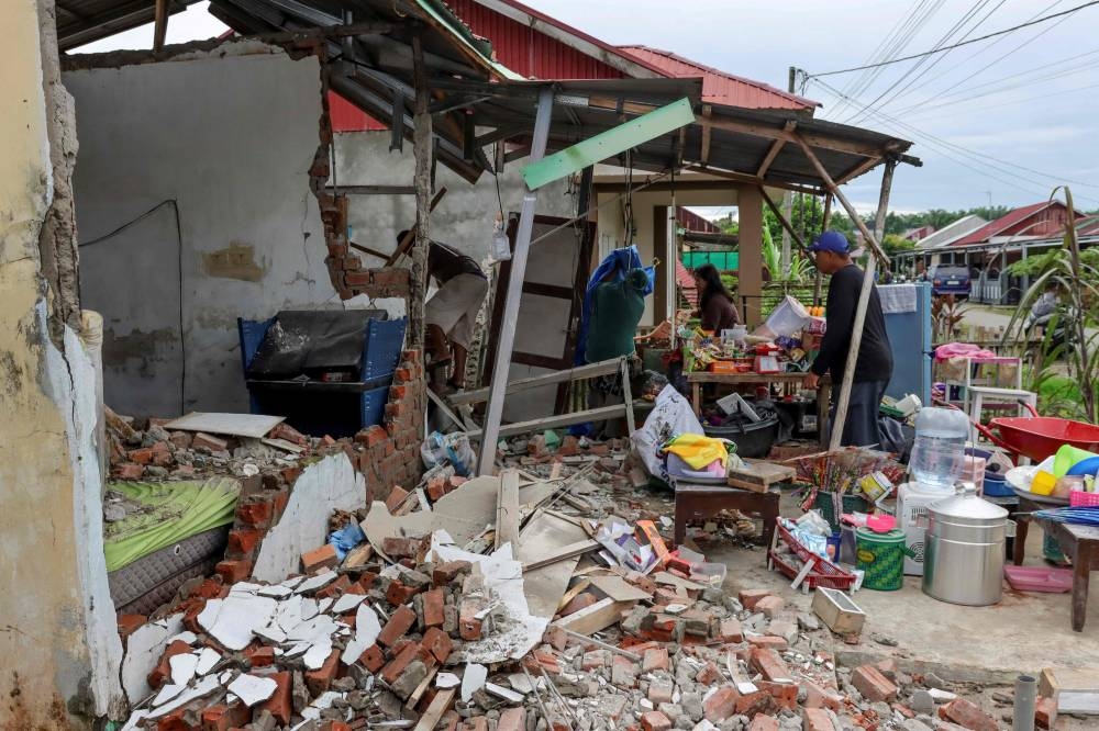Indonesia quake off Sumatra damages more than 100 houses