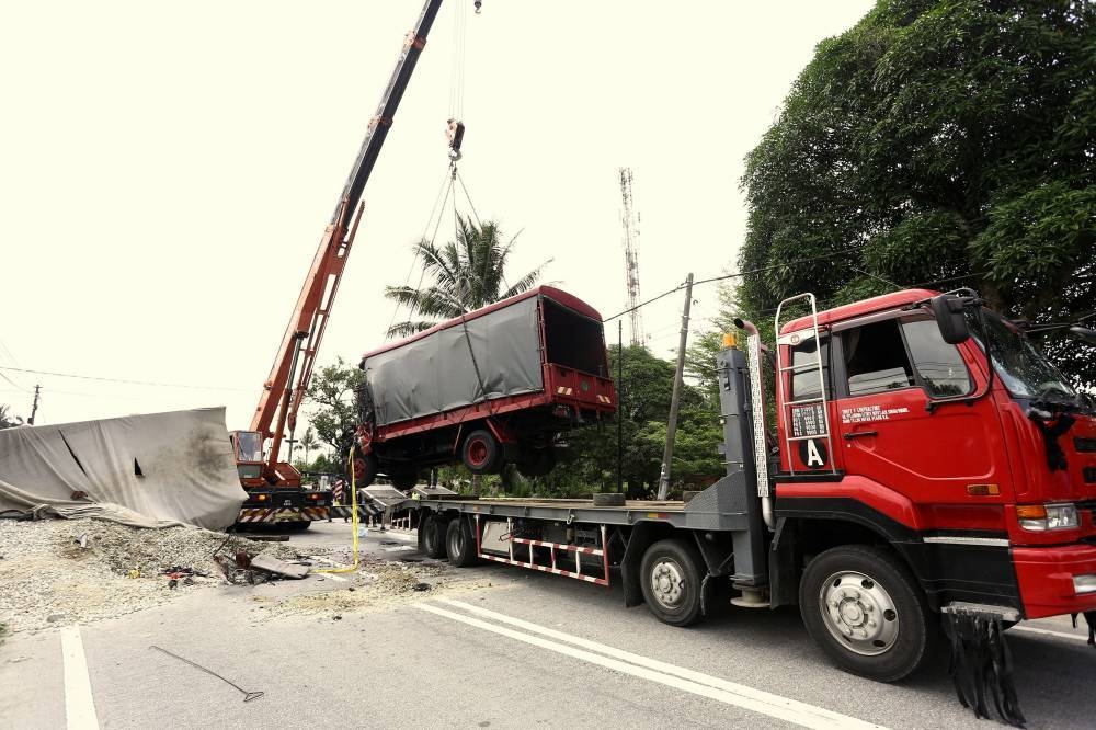 FRU crash: Gravel-laden lorry has no valid permit to carry the load