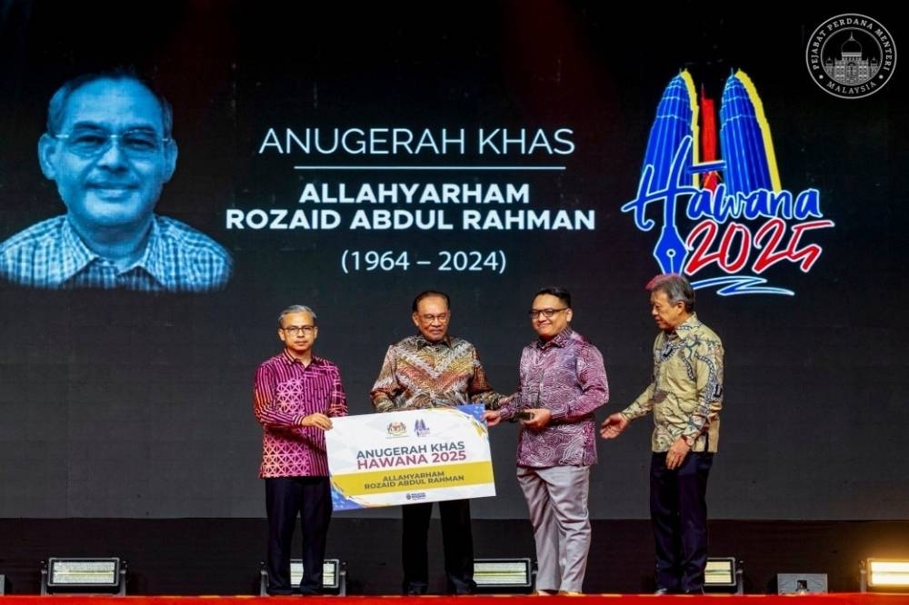 Rozaid Abdul Rahman's trailblazing career in journalism honoured at Hawana 2025
