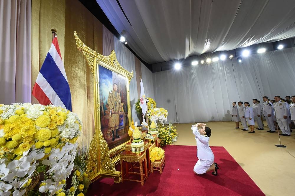 Thai PM apologises as crisis threatens to topple government