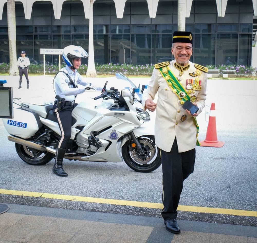 Hishammuddin's suspension: All Umno divisions can submit proposals