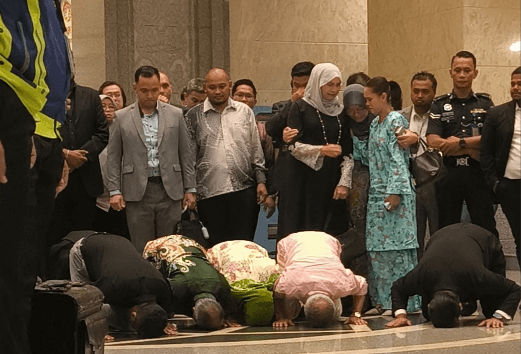 Syed Saddiq, family performs 'sujud syukur' after Court of Appeal acquits him of all charges