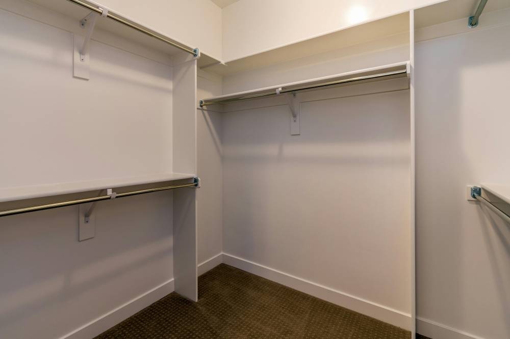 Woman battles OCD by offering free decluttering service