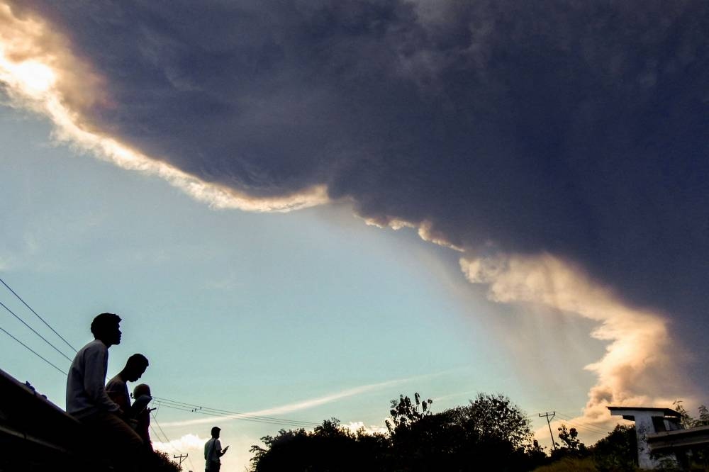 Indonesia volcano spews 18-kilometre ash tower