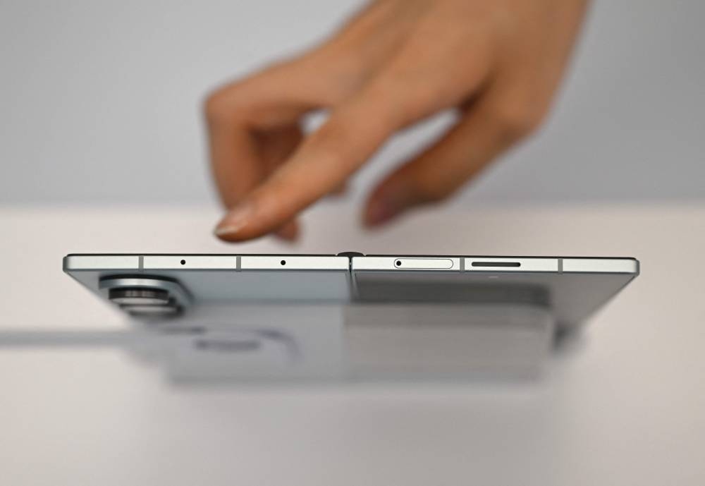 Samsung alone records growth in shrinking global smartphone market