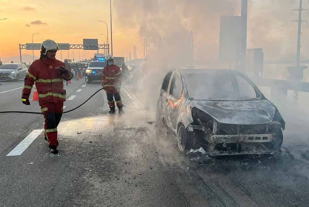 Car destroyed in fire on Penang Bridge