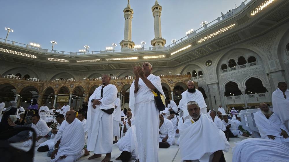 Prophet's Mosque launches toll-free cloud call service to guide umrah pilgrims