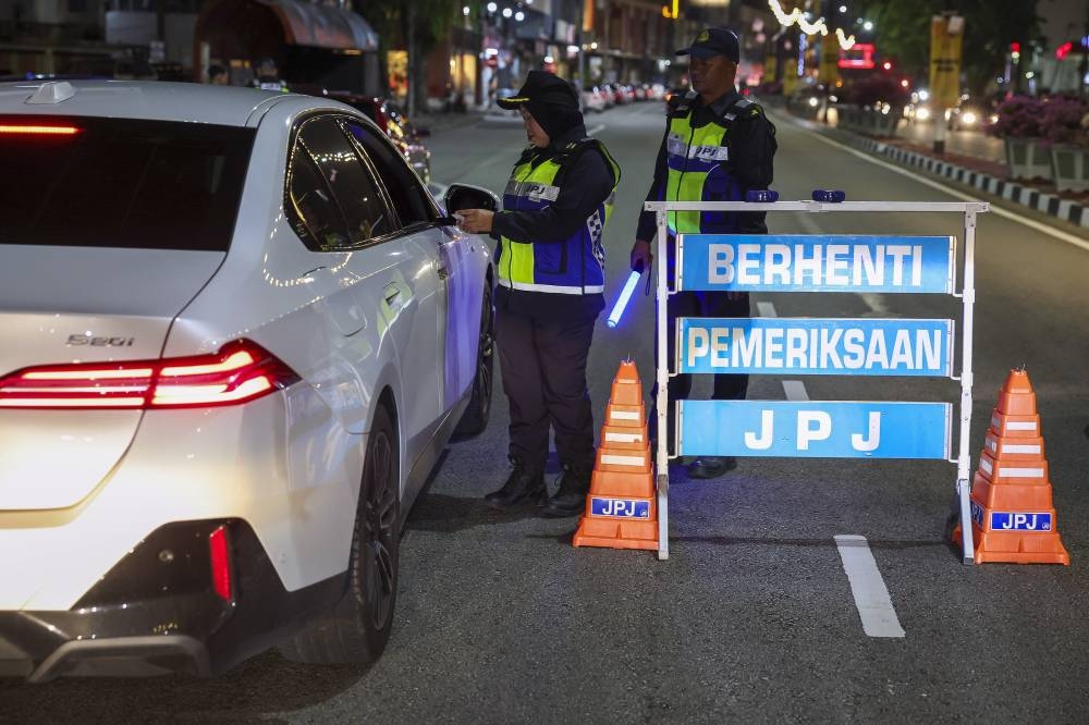 Four Singaporean e-hailing vehicles held for carrying passengers without permit