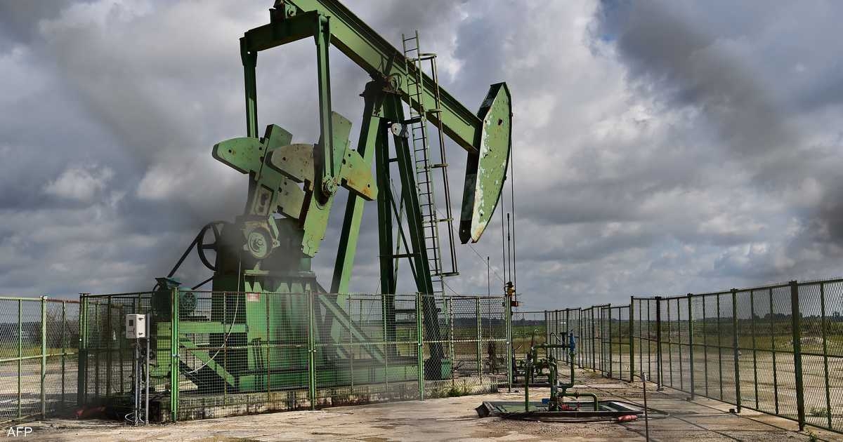 النفط يتجه لتكبد خسائر أسبوعية بأكثر من 2%