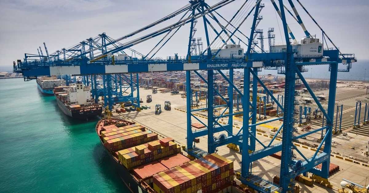 موانئ أبوظبي ومصدر يتفقان لتطوير تزويد السفن بالميثانول