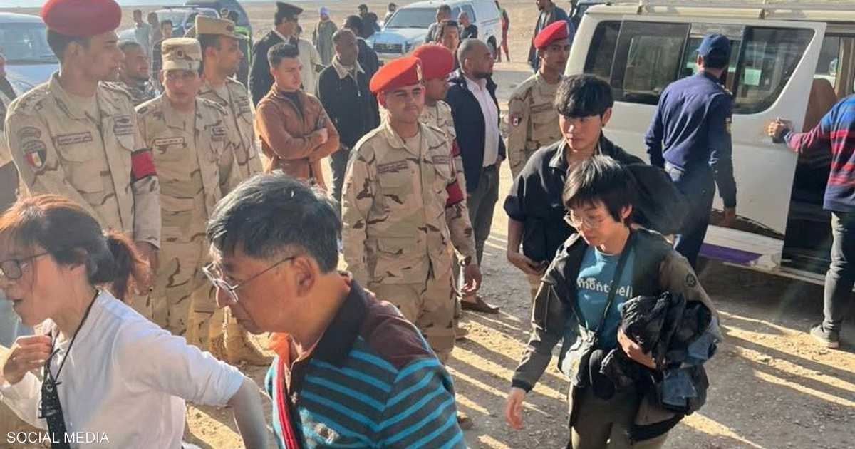 الجيش المصري ينقذ منطادا بعد جنوحه في الأقصر