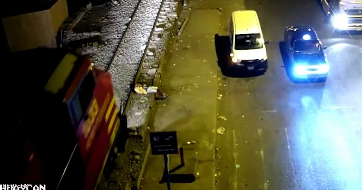 بالفيديو.. لحظة نجاة شاب من قطار دهسه في ليما