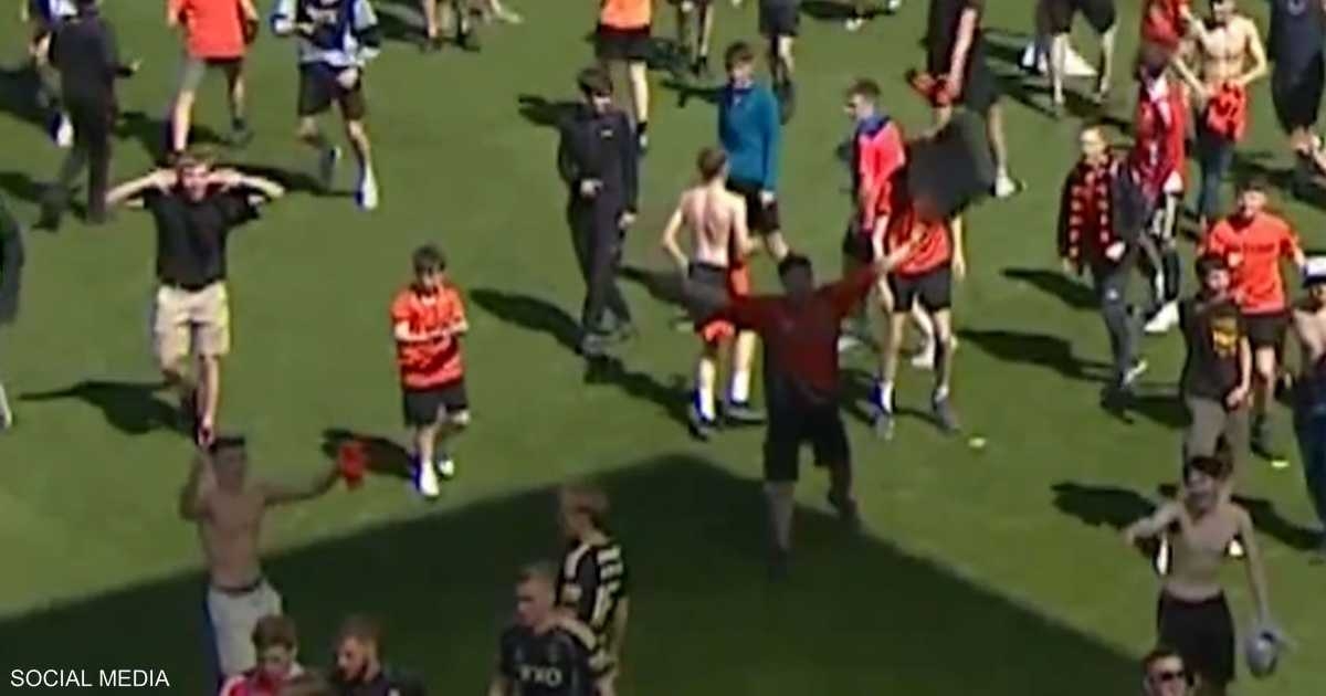 لاعب يتعرض لإصابة خطيرة بـ"كرسي طائش" ألقي من الجماهير