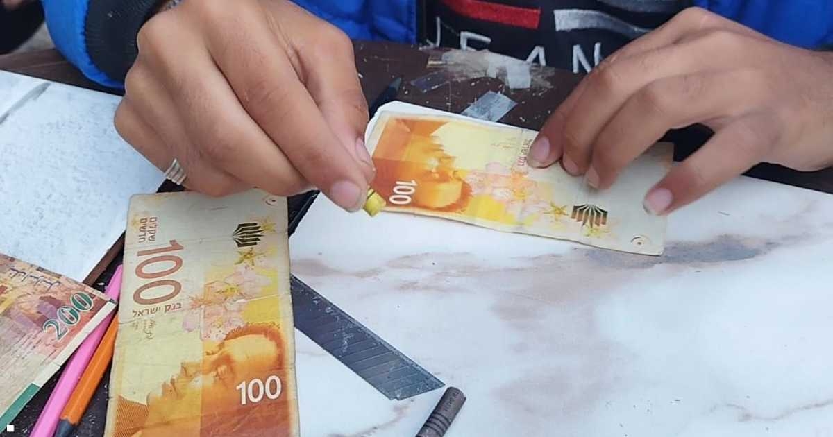 ترميم العملات المهترئة.. مهنة أفرزتها حرب غزة