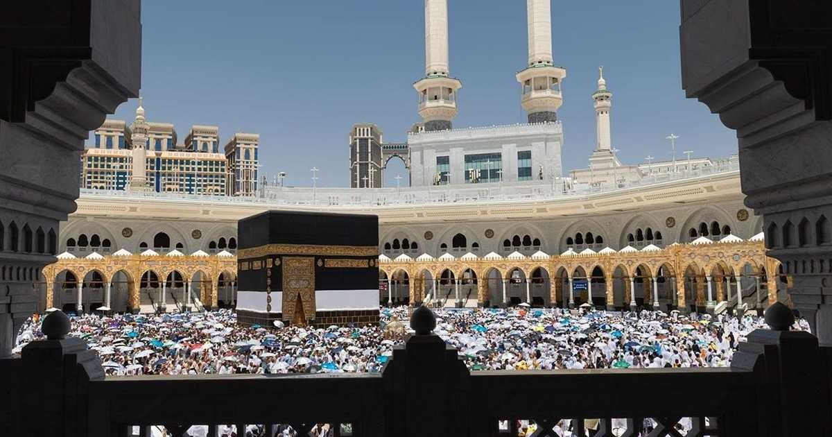 الحجاج يتوافدون إلى المسجد الحرام لأداء "طواف القدوم"