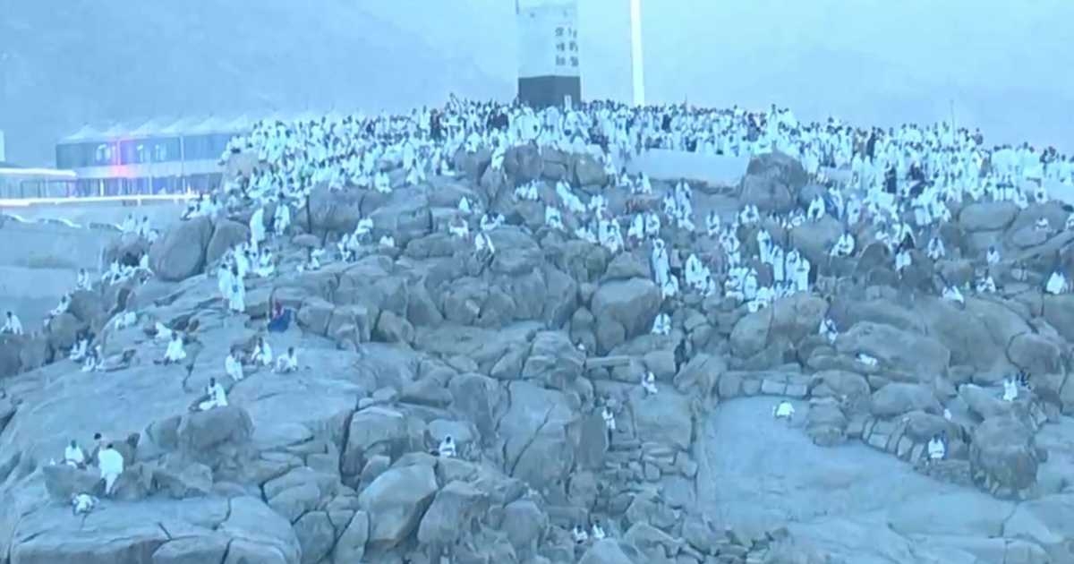 الحجاج يواصلون التوافد إلى عرفات لأداء ركن الحج الأعظم