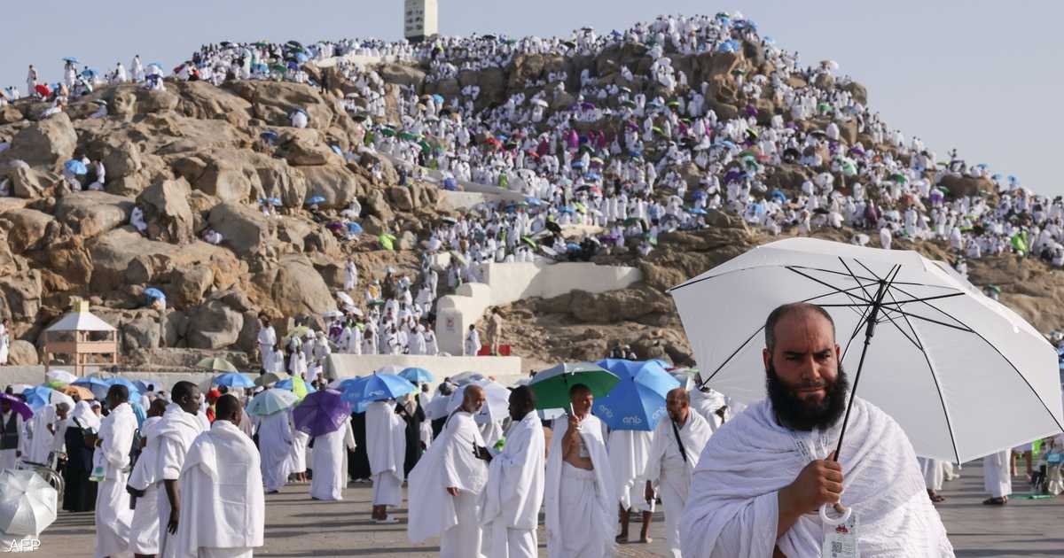 على عرفات.. ضيوف الرحمن يؤدون ركن الحج الأعظم