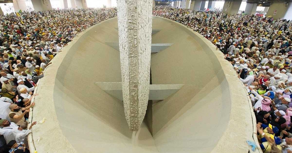 الحجاج يرمون جمرة العقبة الكبرى في مشعر منى