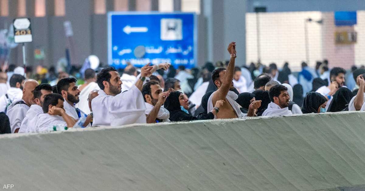 الحجّاج يرمون الجمرات الثلاث في ثاني أيام التشريق