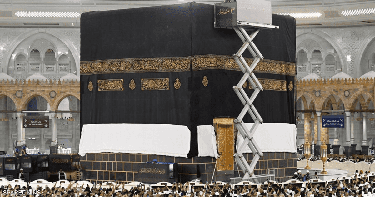 شاهد.. استبدال كسوة الكعبة مع بداية العام الهجري