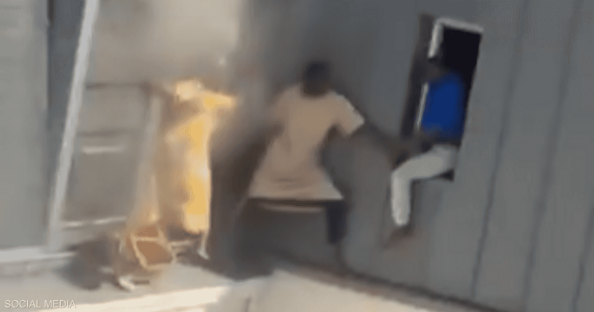 بالفيديو.. رجل يعرض حياته للخطر وينقذ جيرانه من حريق ضخم