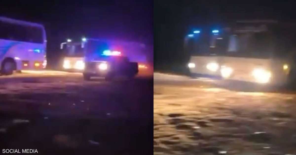 حافلات حكومية تدخل إلى السويداء لإجلاء المصابين والمحتجزين