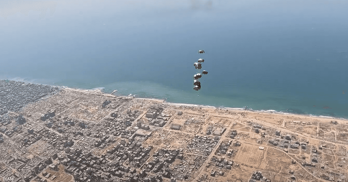فيديو.. دولة الإمارات تنفذ عملية الإسقاط الجوي الـ54 فوق غزة