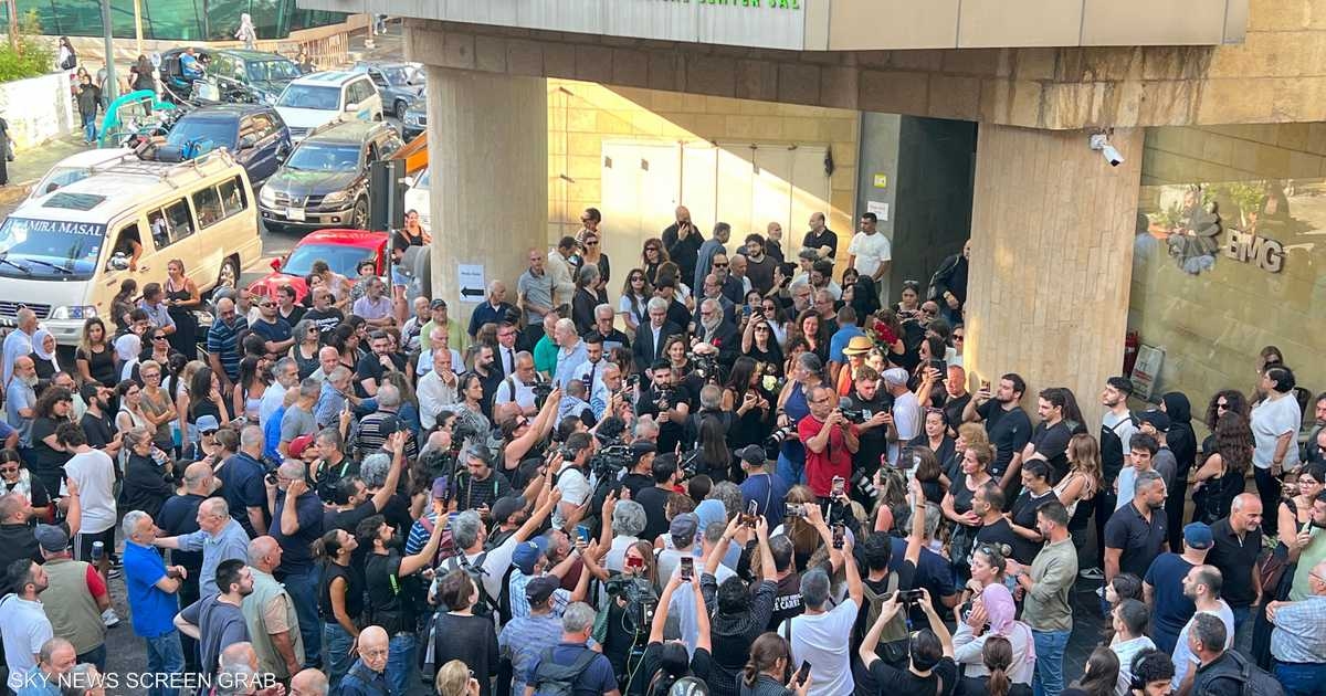 فيديو.. محبو زياد الرحباني يحتشدون أمام المستشفى لتوديعه