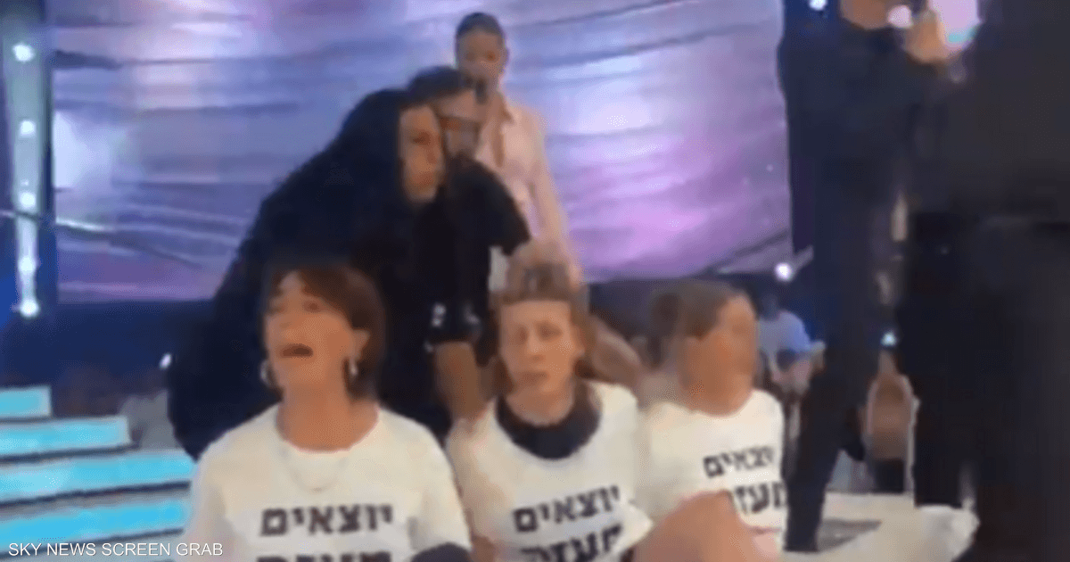 بالفيديو.. متظاهرون يقتحمون استديو القناة 13 الإسرائيلية