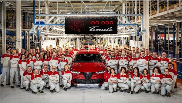 إنتاج السيارة رقم 100,000 من ألفا روميو تونالي في مصنع بوميليانو داركو