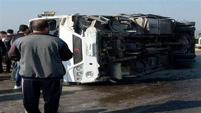 العربية اتقلـ ـبت.. إصابة جميع ركاب ميكروباص بمحور الضبعة الصحراوي