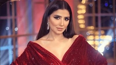 على الشاطئ.. مي عمر تخظف أنظار الجمهور بإطلالتها الصيفية