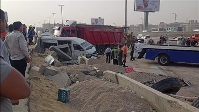 رفع حطام حادث تصادم 7 سيارات على الطريق الدائرى بالبساتين