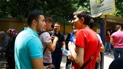 بدء توافد طلاب الثانوية العامة إلى المدارس لمواجهة امتحان اللغة العربية اليوم