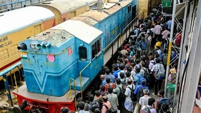كارثة في نيودلهي.. تدافع ركاب في محطة القطارات يودي بحياة 15 شخصًا