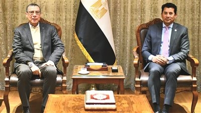 وزير الشباب والرياضة يلتقي رئيس اتحاد الكرة الطائرة لمناقشة خطة التطوير اللعبة (صور)