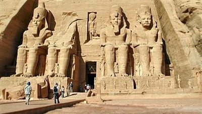 تشكيل لجنة فنية لفحص واقعة سقوط حجر أثري بمعبد الكرنك