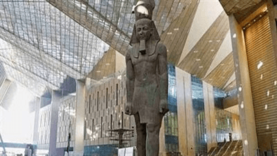 لأول مرة في التاريخ.. سلم الملوك الصاعد إلى السماء بهو المتحف المصري الكبير وبوابة مصر نحو العالمية