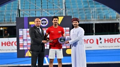 أحمد الجنايني لاعب منتخب مصر يتوج بجائزة أفضل لاعب في كأس الأمم العالمية للهوكي