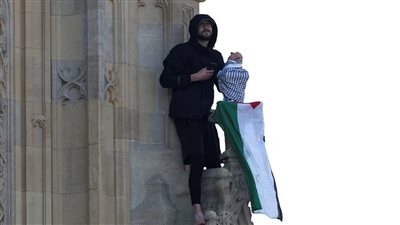 علم فلسطين يرفف على برج بيج بن وغزة ليست للبيع تتزين أرضية ملعب ترامب.. ماذا يحدث في بريطانيا؟