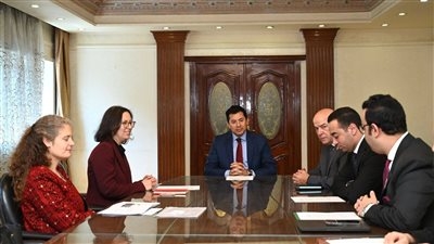 وزير الشباب والرياضة يبحث مع هيئة الأمم المتحدة للمرأة تعزيز تمكين المرأة في العديد من المجالات وتطوير التعاون المشترك