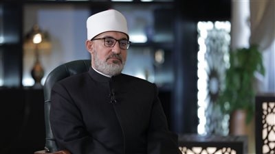 ما حكم تيمّم المرأة التي تضع مستحضرات التجميل.. الدكتور نظير عياد يجيب