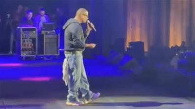 ايه دا يا هضبة ؟.. عمرو دياب يثير الجدل في أخر حفلاته بسبب منديل