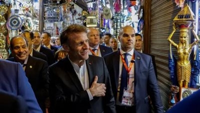 سر زيارة الرئيس الفرنسي إيمانويل ماكرون إلى خان الخليلي في مصر