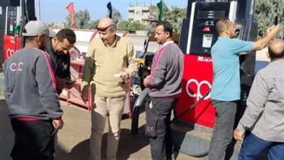 عقب تحريك أسعار الوقود .. رئيس مركز ومدينة ههيا يتفقد محطات الوقود