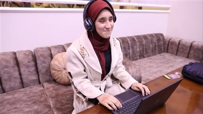 الاتصالات تسلم طالبة بمدرسة النور للمكفوفين بأسيوط «لاب توب» وتقدم لها منحة لدراسة البرمجة